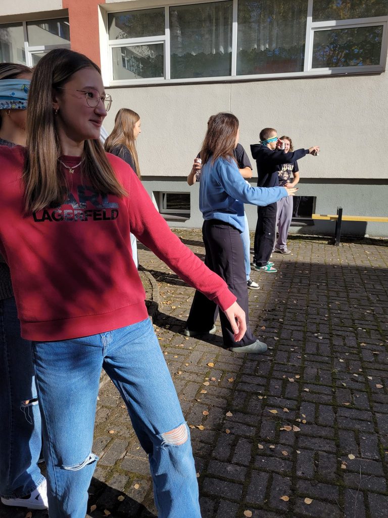 Skolēni gatavojas mest bumbu